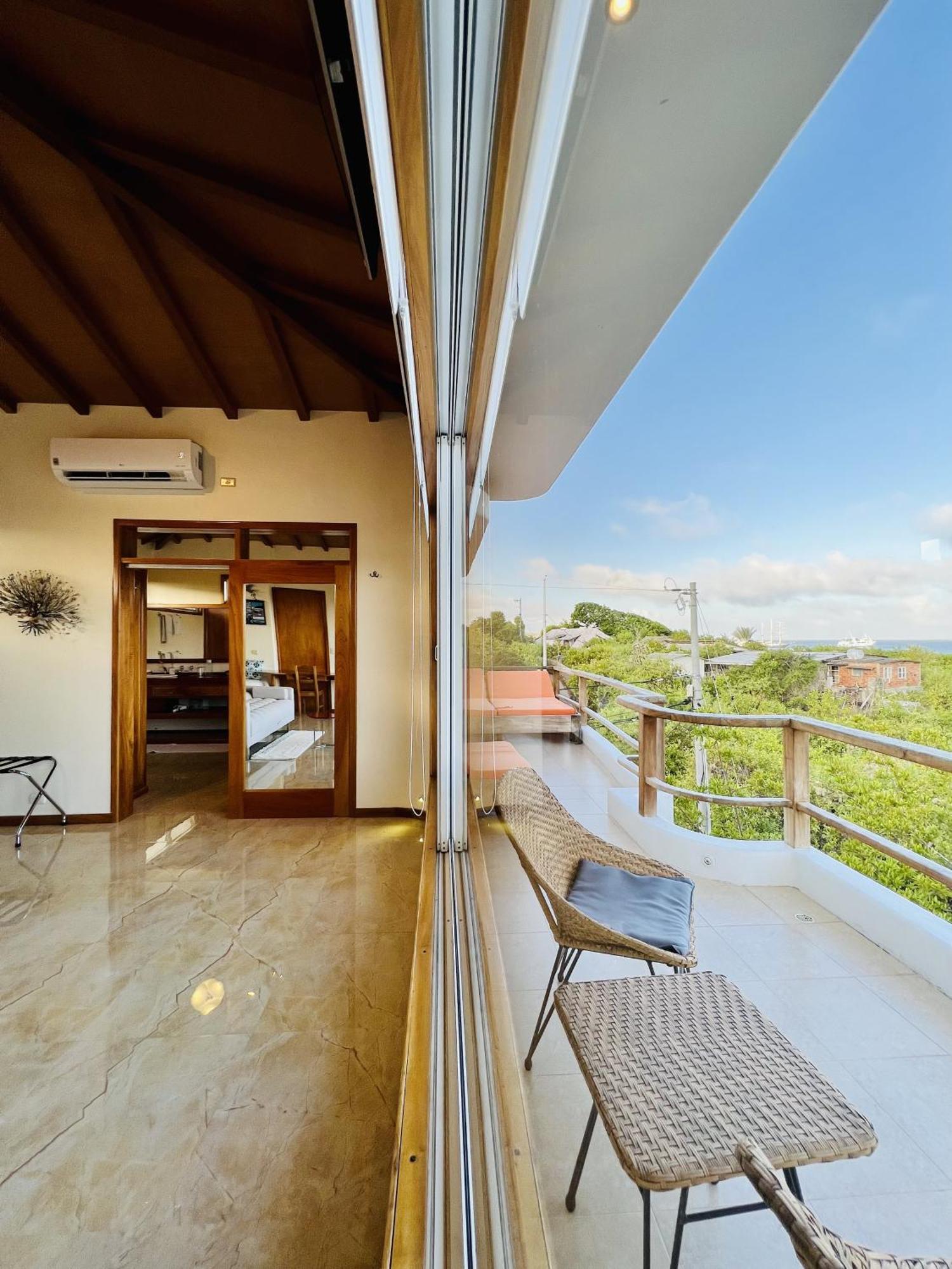 Blue Heron Galapagos Villa プエルトアヨラ エクステリア 写真