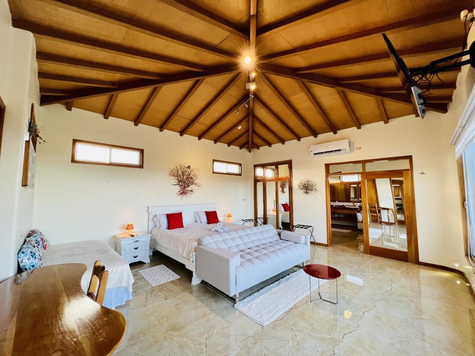 Blue Heron Galapagos Villa プエルトアヨラ エクステリア 写真
